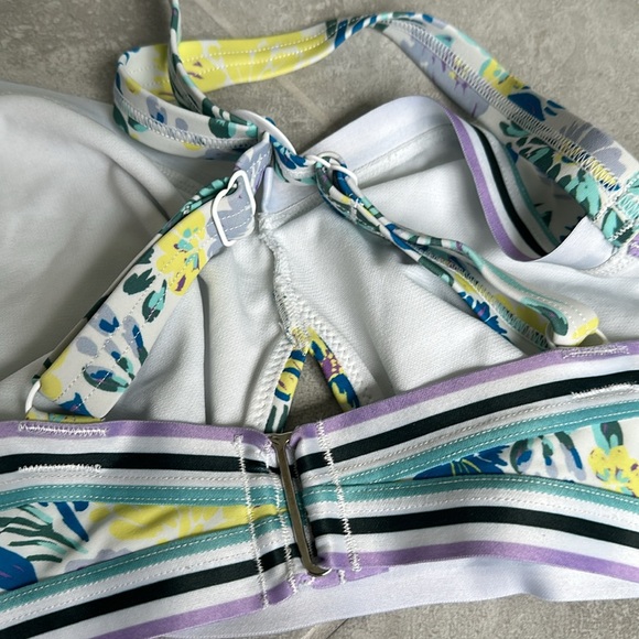 3X top and 2X bottom high waist cut out floral/stripe detail bikini - Picture 4 of 7